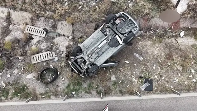 Arkadan gelen otomobil biçti: Savrulan araç şarampole devrildi!