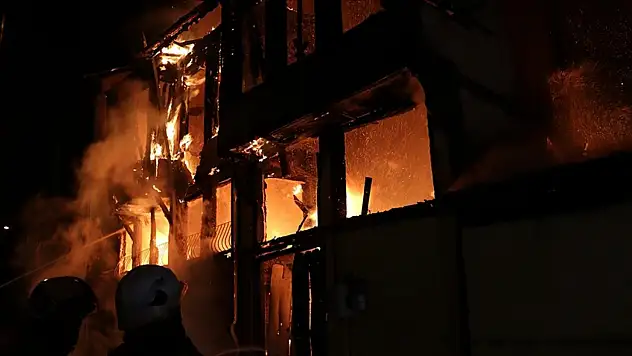 Arkadaş tartışması cinayetle bitti: Olayın yaşandığı ev saatler sonra yandı