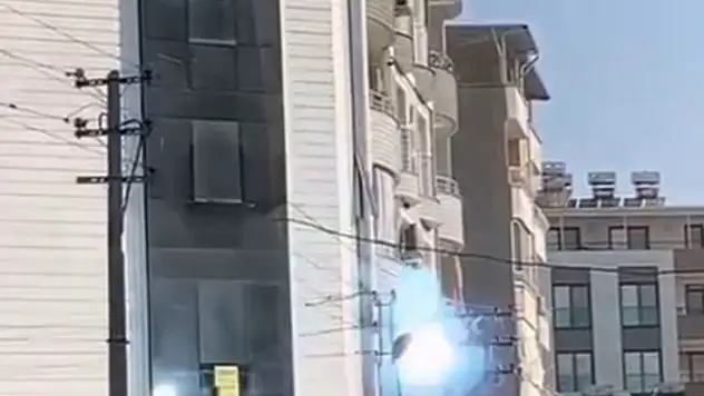 Aşırı sıcaklar elektrik hattında art arda patlamalara neden oldu