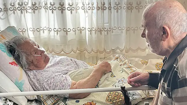Aşk engel tanımadı! Yürüyemeyen adam eşini görünce ayağa kalktı