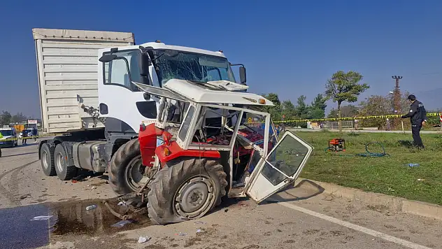 Askeri malzeme taşıyan TIR traktörle çarpıştı! 2 ölü