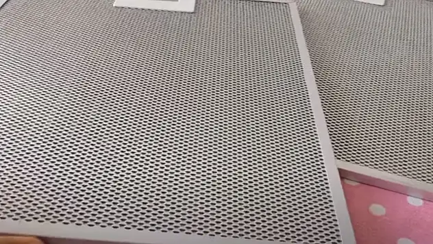 Aspiratör filtresini pırıl pırıl yapan hile! Ovalamaya bile gerek kalmadan kirler akıyor…