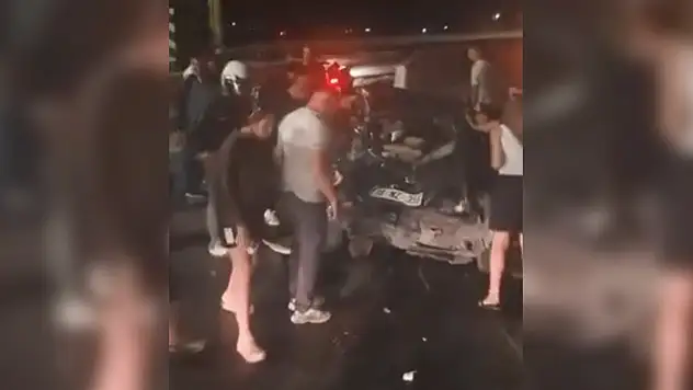 Astsubayları taşıyan otomobil bariyerlere çarptı: Yaralılar var