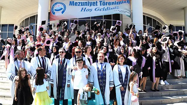 ASÜ, Fen-Edebiyat Fakültesi'nde mezuniyet sevinci!