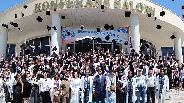 ASÜ, Teknik Bilimler Meslek Yüksekokulu'nda mezuniyet sevinci!