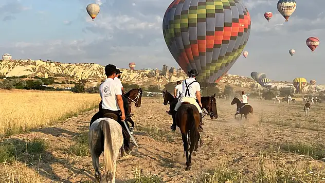 At sırtında doğa turu! Balonlar eşliğinde eşsiz manzara oluştu