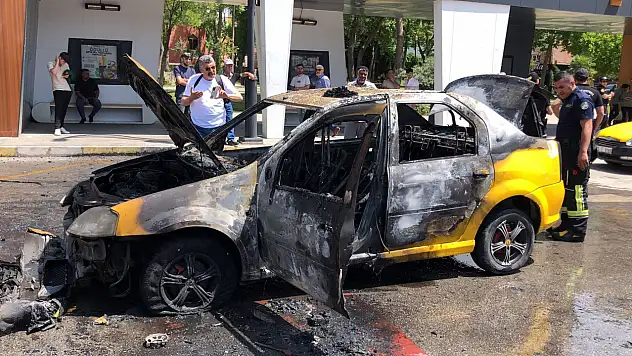 Ateşlenen çakmak felakete yol açtı: Taksi küle döndü!