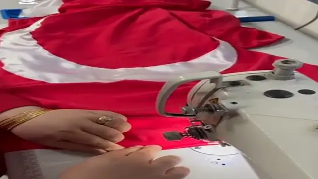 Atılan her ilmek bu milleti ruhundaki bağımsızlık ateşiyle işleniyor