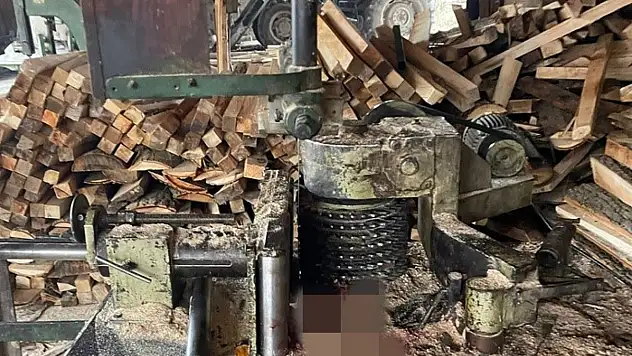 Atölyede çalışan işçi elini hızar makinesine kaptırdı