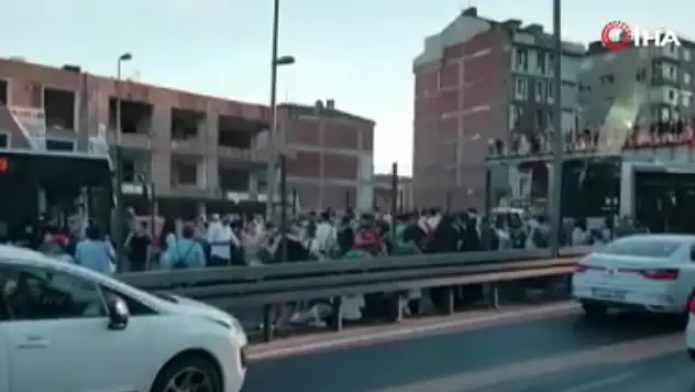 Avcılar'da metrobüs kazası: İnsanlar camları kırarak çıktı!