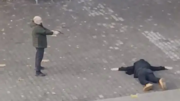 Baba, kızına şantaj yapan genci tabancayla rehin aldı