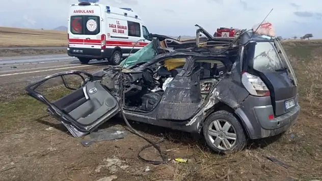 Babasından izinsiz alıp çıktığı otomobil TIR'a çarptı: 1 ölü, 3 yaralı