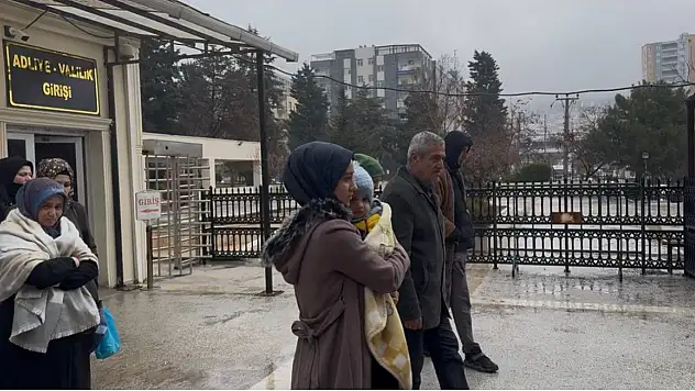 Babasını patlayıcıyla öldürmek istediği öne sürülen sanığın davası ertelendi