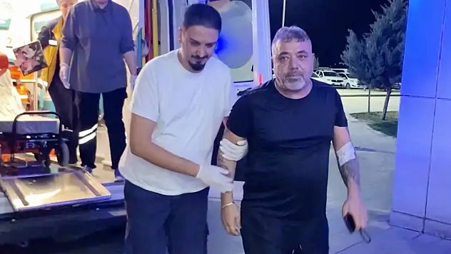 Bacağından vuruldu, sedyeyi reddedip yürüyerek acile girdi