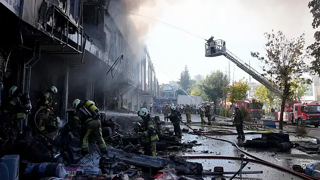 İSTOÇ YANGIN: Bağcılar İSTOÇ'ta korkutan yangın! 17 iş yeri zarar gördü
