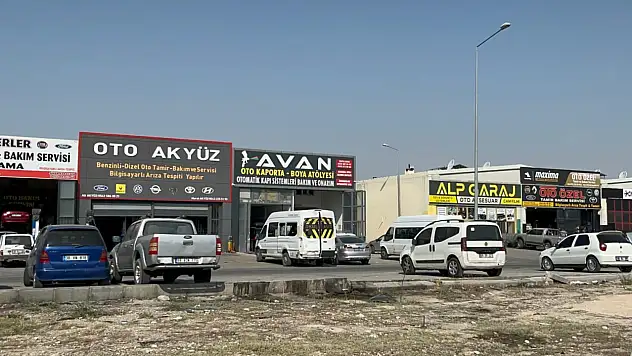 Bakımını yaptığı aracın altında kalan çocuk yaralandı