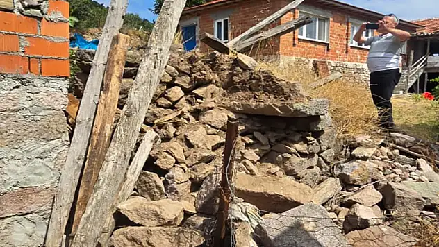 Balıkesir'deki korkutan depremde 2 metruk evde çökmeler meydana geldi