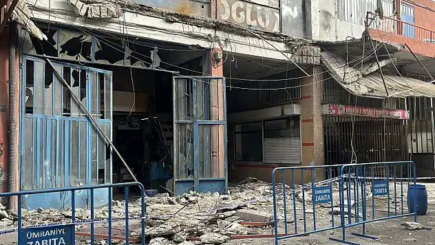 Balkon bir anda çöktü! 3 kişi ölümden döndü