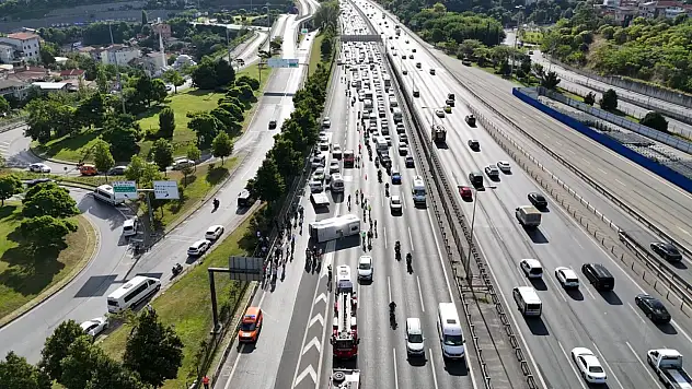 Banka personelini taşıyan midibüs devrildi: 21 yaralı