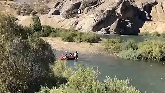 Barajın kapakları açılınca mahsur kaldılar