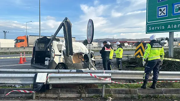 Bariyerin ok gibi saplandığı araçta 2 kişi yaşamını yitirdi