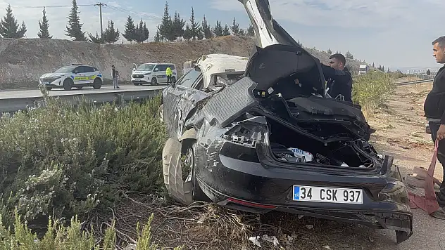 Bariyerlere çarptı, taklalar atıp refüje uçtu: 1 ölü, 2'si ağır 4 yaralı