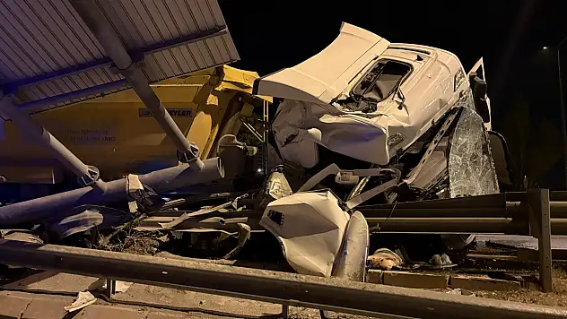 Bariyerlere giren TIR faciaya yol açtı: 1 yaralı!