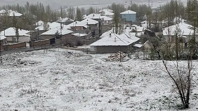 Başkale'de sağanak yağışın ardından kar yağışı başladı