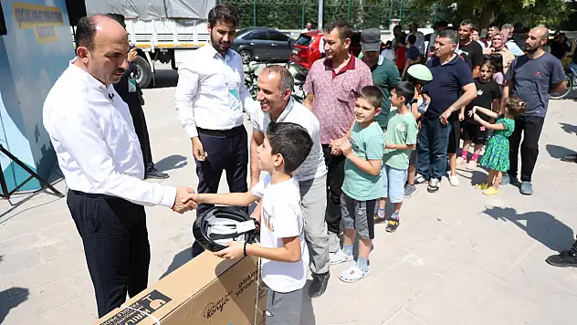 Başkan Altay Karatay'daki çocukların bisiklet sevincini paylaştı