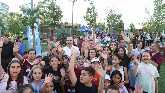 Başkan Altay 'Parklarda Şenlik Var' etkinliğinde çocukların yaz coşkusuna ortak oldu