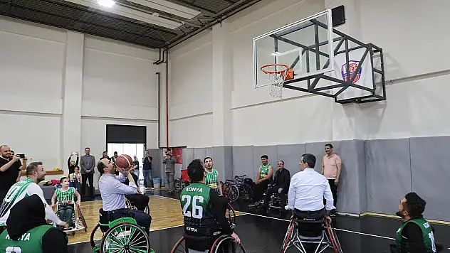 Başkan Altay, tekerlekli sandalye basketbol takımıyla sahada buluştu