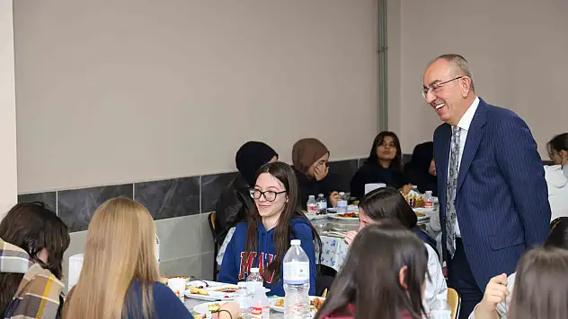 Başkan Kavuş Ramazan geleneğini bozmadı: Öğrencilerle iftar sofrasında buluştu