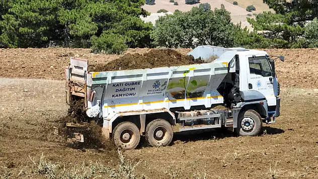 Başkan Pekyatırmacı: '25 çiftçimiz toplam 346 kamyon gübresini tarlasına dağıttı'