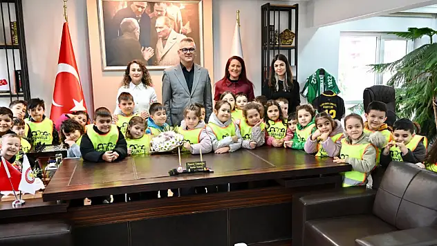 Başkan Ustaoğlu, minik misafirleri ağırladı!
