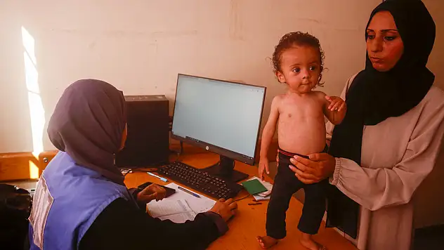 Bebekler açlıkla mücadele ediyor