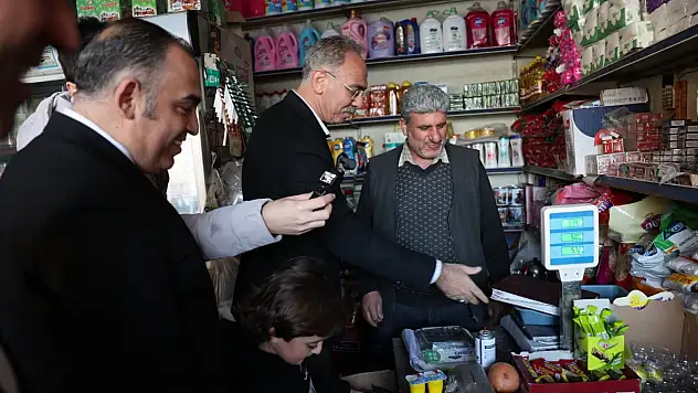 Belediye başkanı, veresiye defterini tartıp borçları kapattı