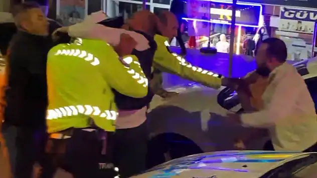 'Belediye Başkanını arıyorum' dedi, yakınlarıyla polise yumrukla saldırdı