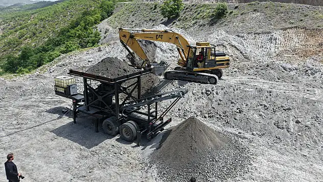 Belediye hurdalarla kendi konkasörünü imal etti