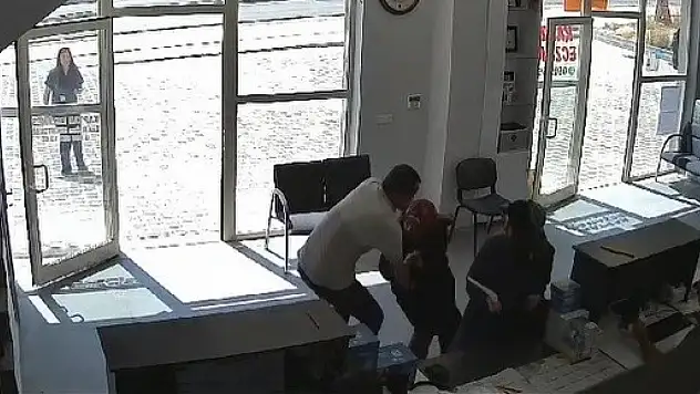 Beraber ilaç almaya gittiği eşini defalarca bıçakladı