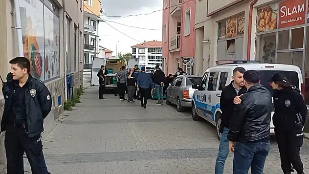 Berber dükkanını basıp berber ve müşterisini öldürdü