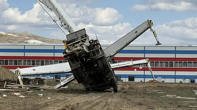 Beton pompası devrildi, genç işçi kalıbın içinde can verdi