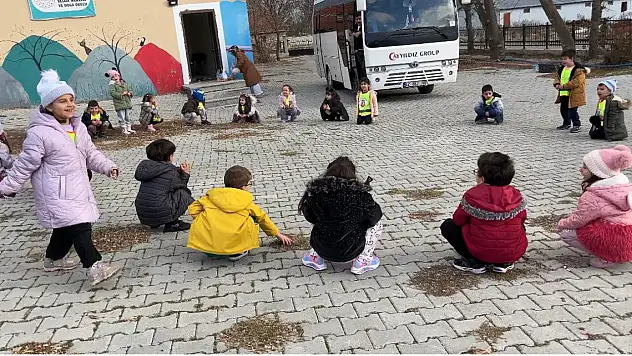 Beyşehir'de doğayla eğitim buluştu: Minikler keşfetti, gençler yürüdü