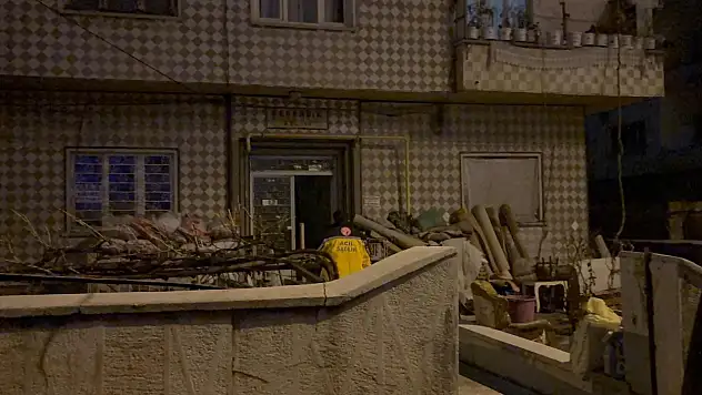 Bıçaklı kavgada yaralanan çocuk binaya sığındı