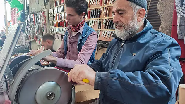 Bilenmeyen bıçak hem kurbana hem de kesene zarar veriyor