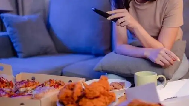 Bilim uyardı: Televizyon karşısında yemek kilo aldırıyor