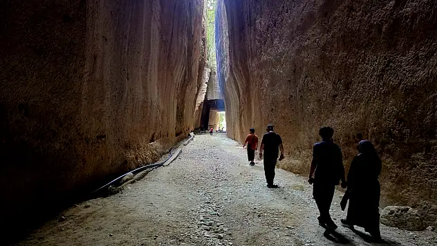Bin esir ve yüzlerce köle yaptı! 2 bin yıllık tünel görenleri şaşırtıyor