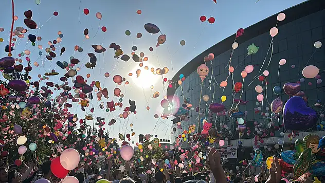 Binlerce pembe balon Elif Azra İçin gökyüzüne bırakıldı