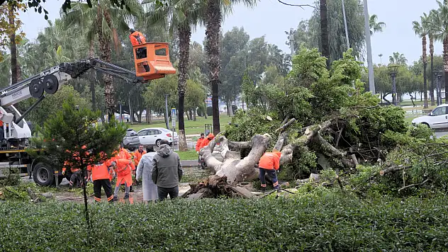 Bir anda yola devrildi! Akan trafikte felaketin eşiğinden dönüldü