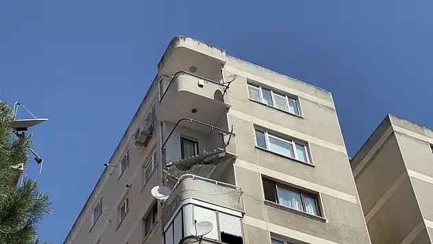 Bir binanın 8. katındaki balkon çöktü