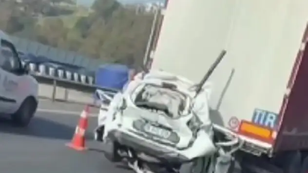 Bir otomobil 2 tır arasında ezildi!